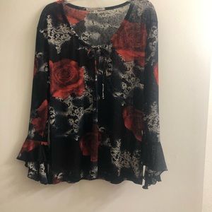 Woman’s pretty little Rose top. Good condition